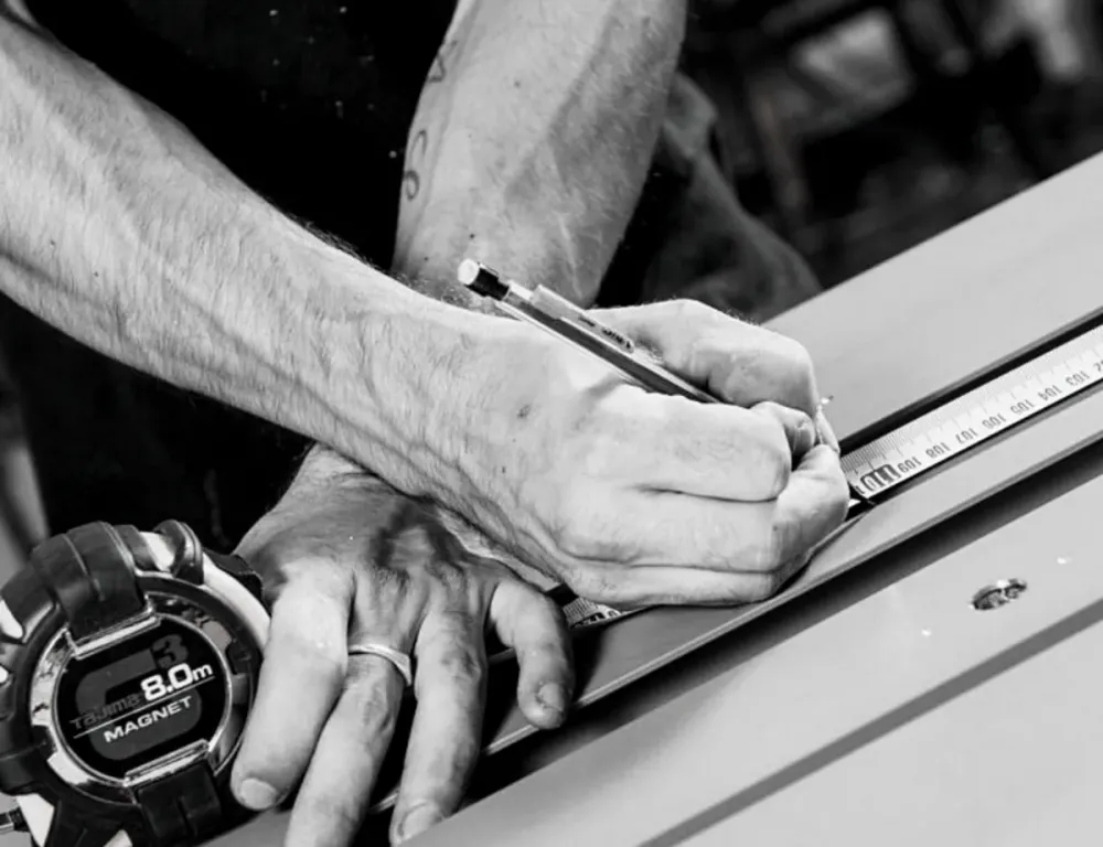 45599-l-atelier-de-fabrication-du-menuisier-aluminium-en-2022