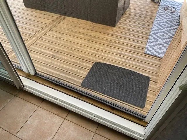 Moustiquaire fermé avec rail déployé